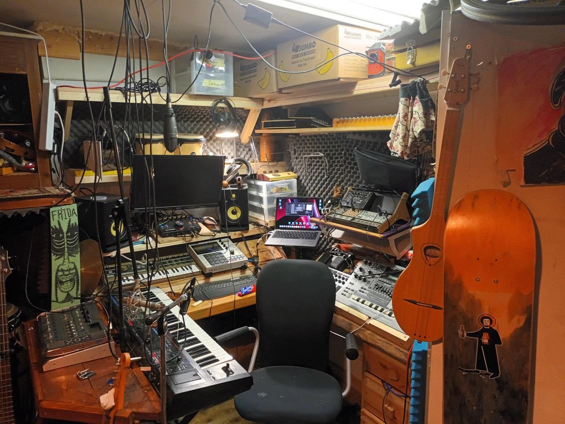 Un home studio de la fin des années 1980 : racks, synthés et câblage omniprésents, le modèle que le full ITB rend obsolète