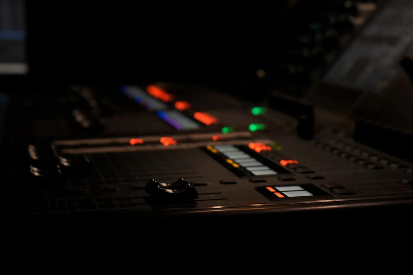 Console de mixage éclairée dans la pénombre d'un studio, photo d'illustration